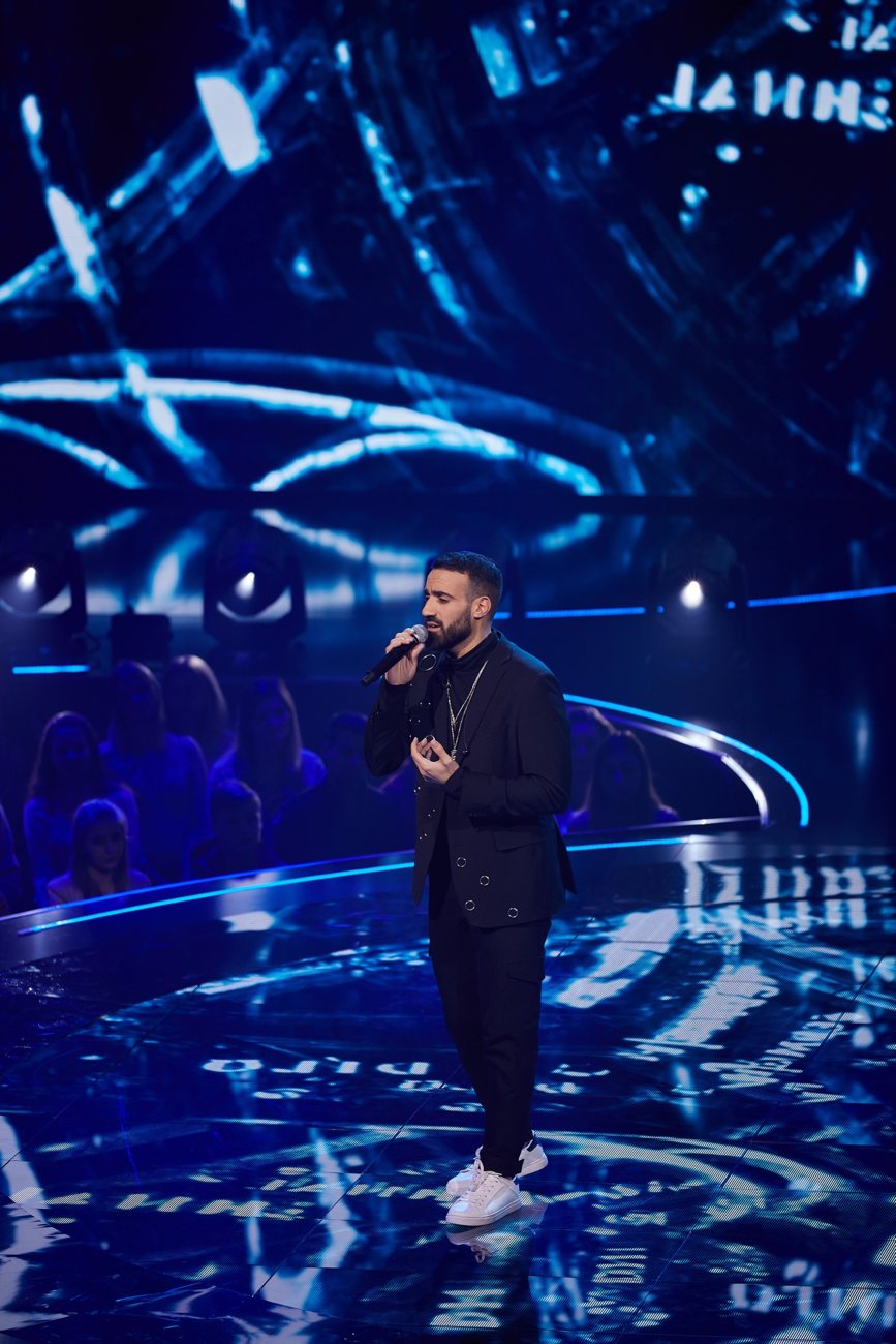 Sami Harb singing a ballad on the stage of The Four