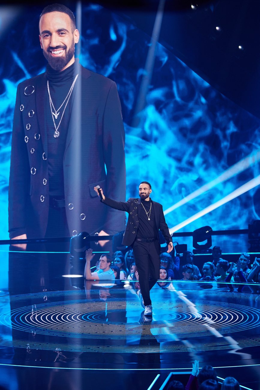 Sami Harb walking onto the stage of The Four on Polsat